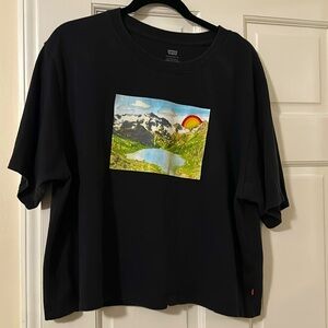 LEVIS TEE  scenic graphic w/ embroidered sun
